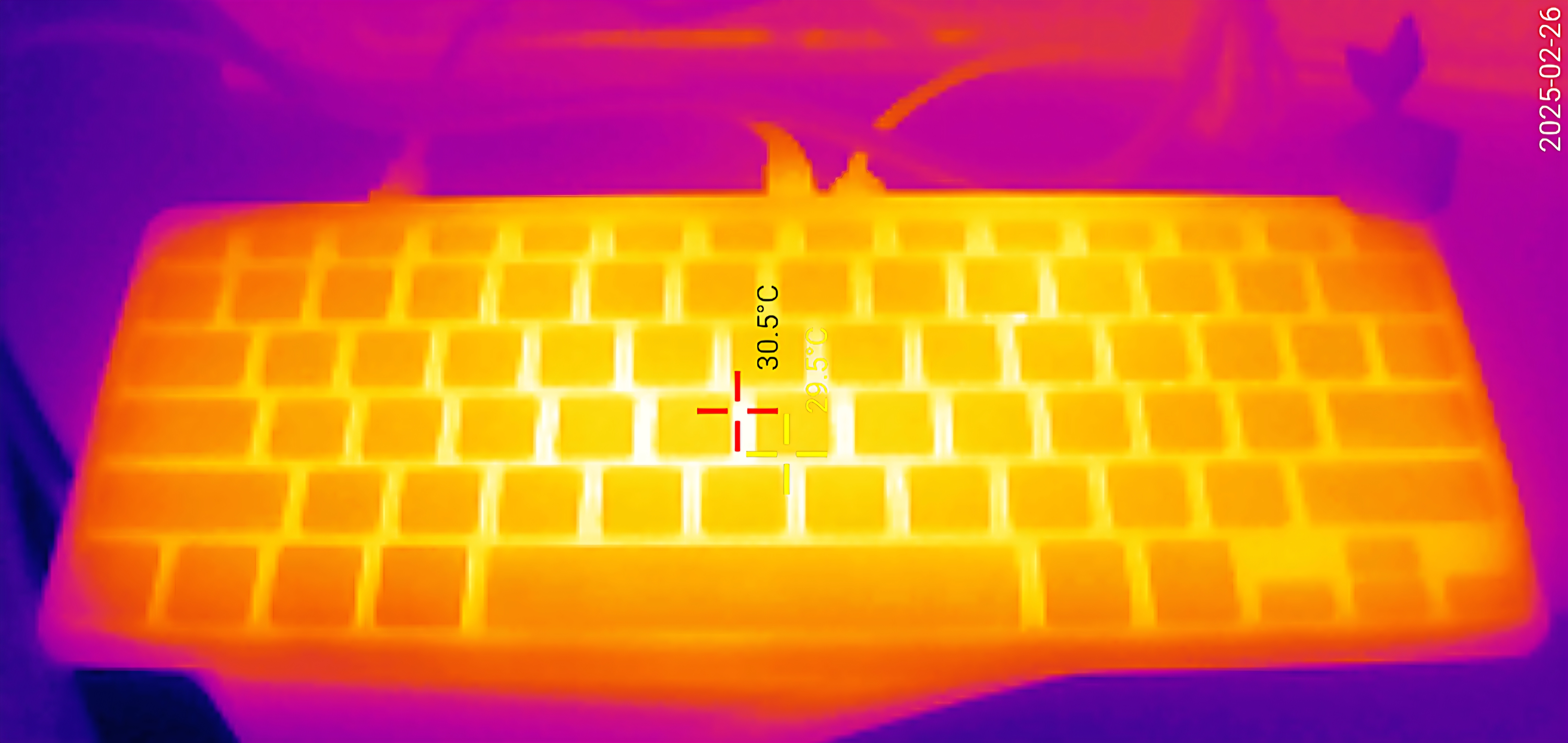 📸 A thermal imaging photo of the Raspberry Pi 500 after synchronisation, showing heat distribution.